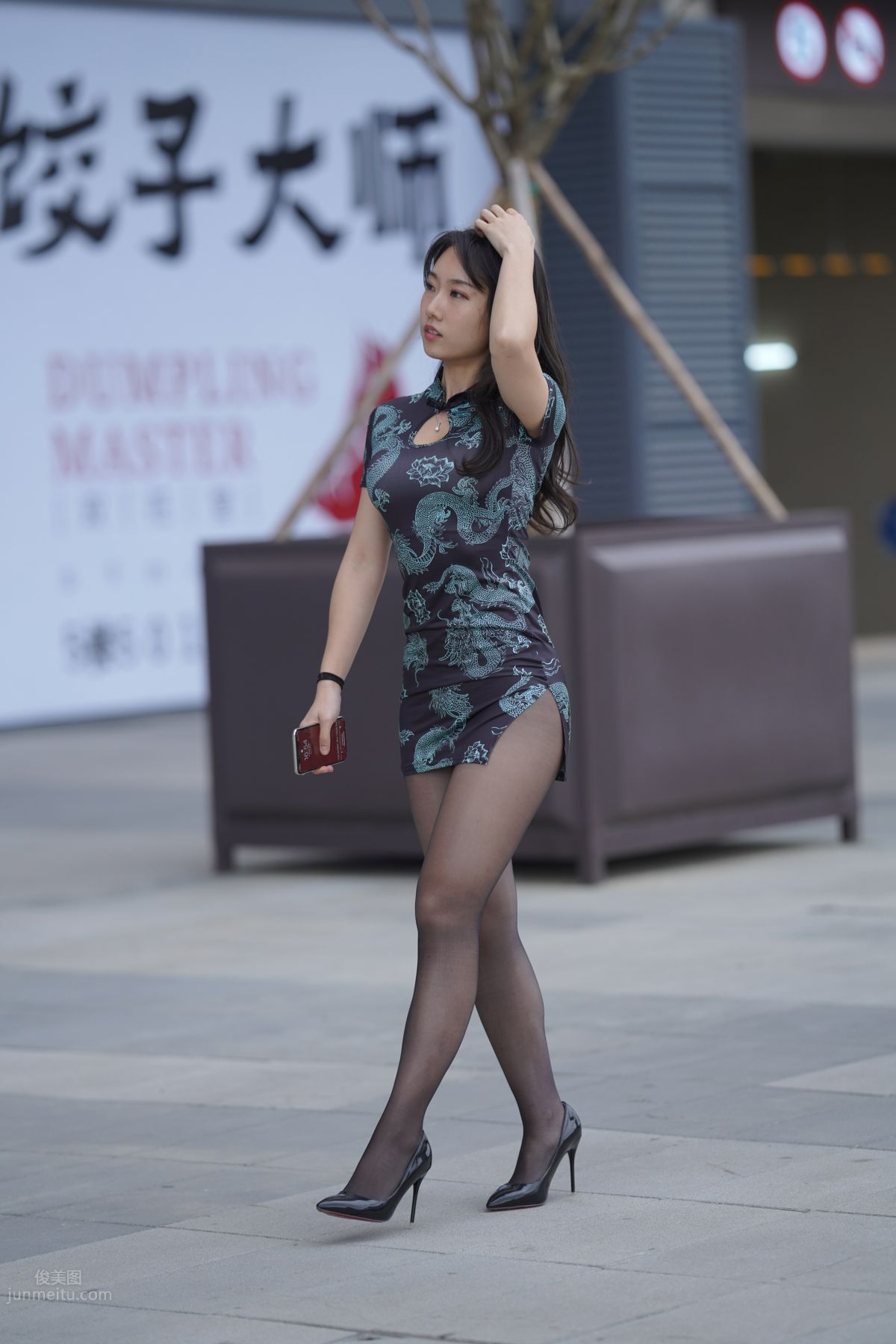 [魔鏡街拍] 106 性感的黑絲改良旗袍少婦 341
