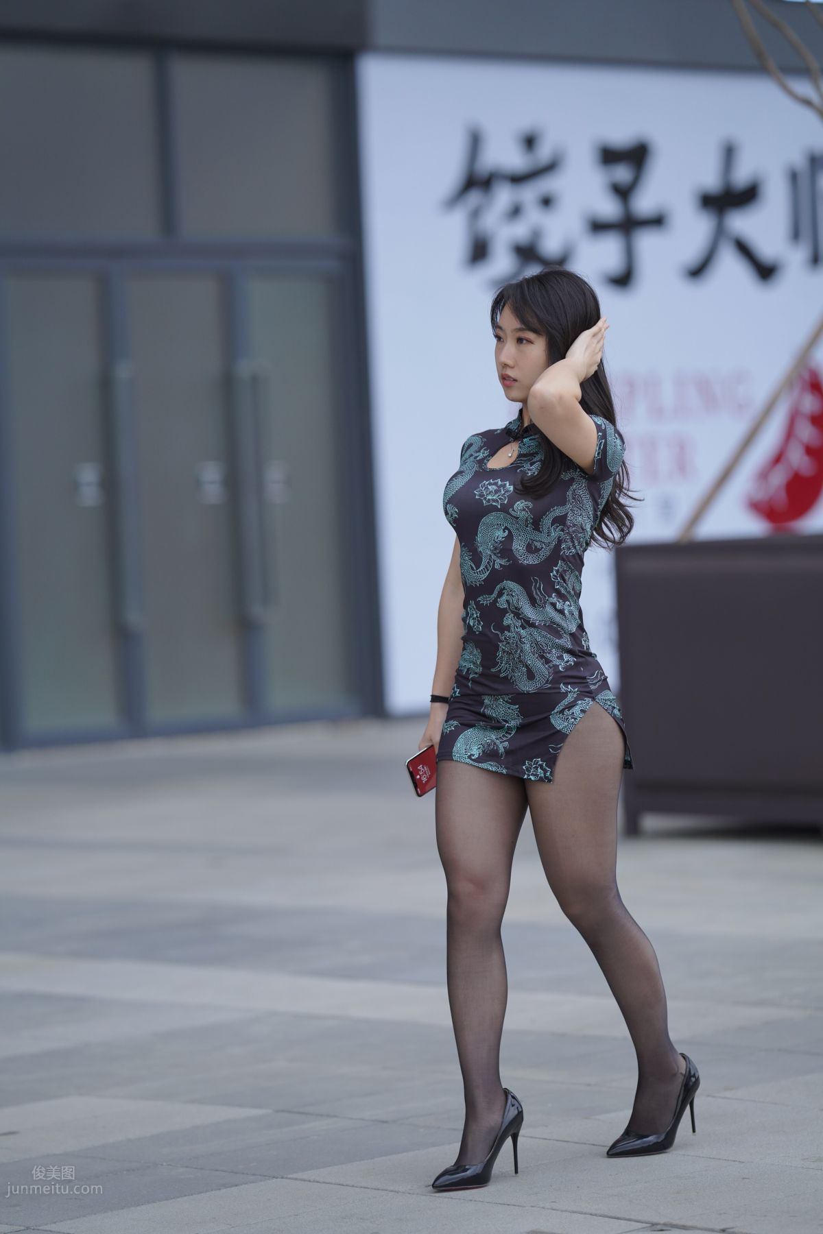 [魔鏡街拍] 106 性感的黑絲改良旗袍少婦 342