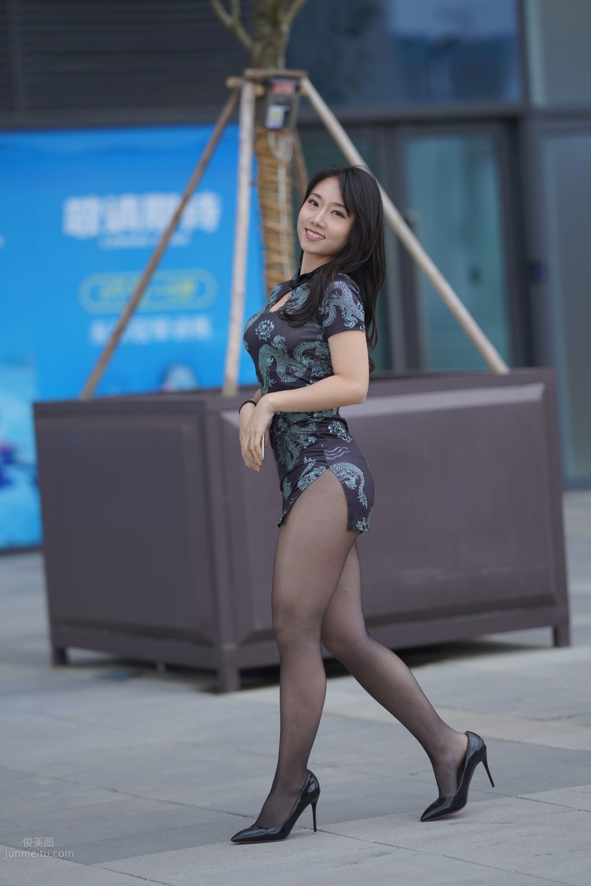 [魔鏡街拍] 106 性感的黑絲改良旗袍少婦 348