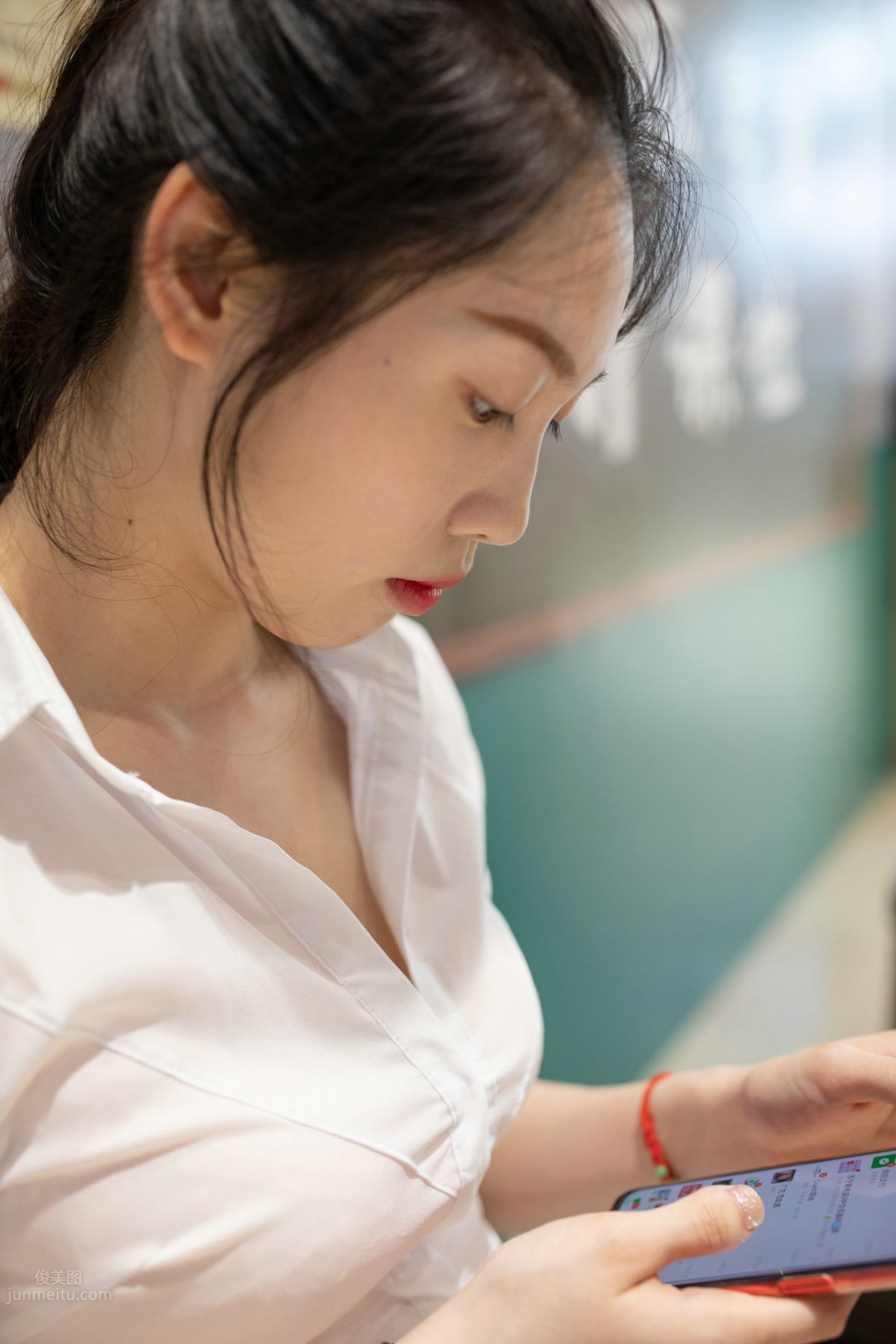 [魔鏡街拍] 109 牛男街拍 搭讪清秀可人的亮絲小姐姐 91