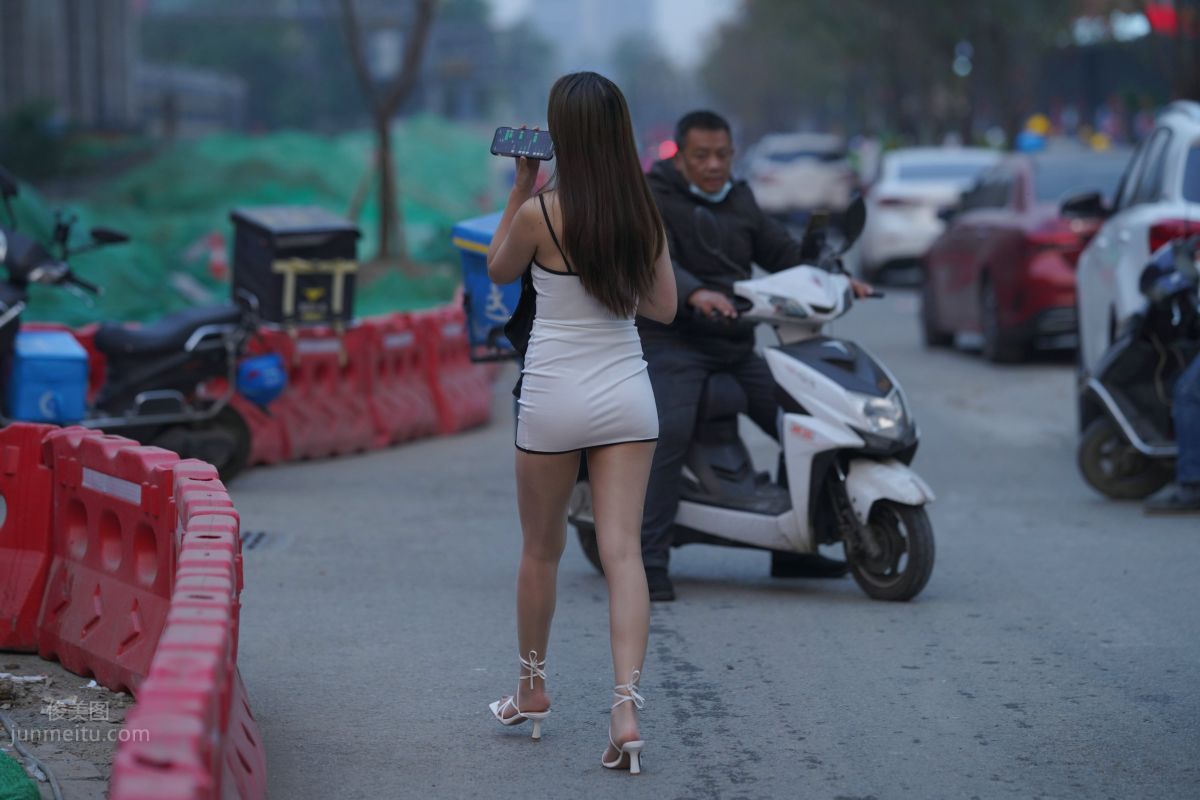 [魔鏡街拍] 116 好養眼的白裙美眉 180