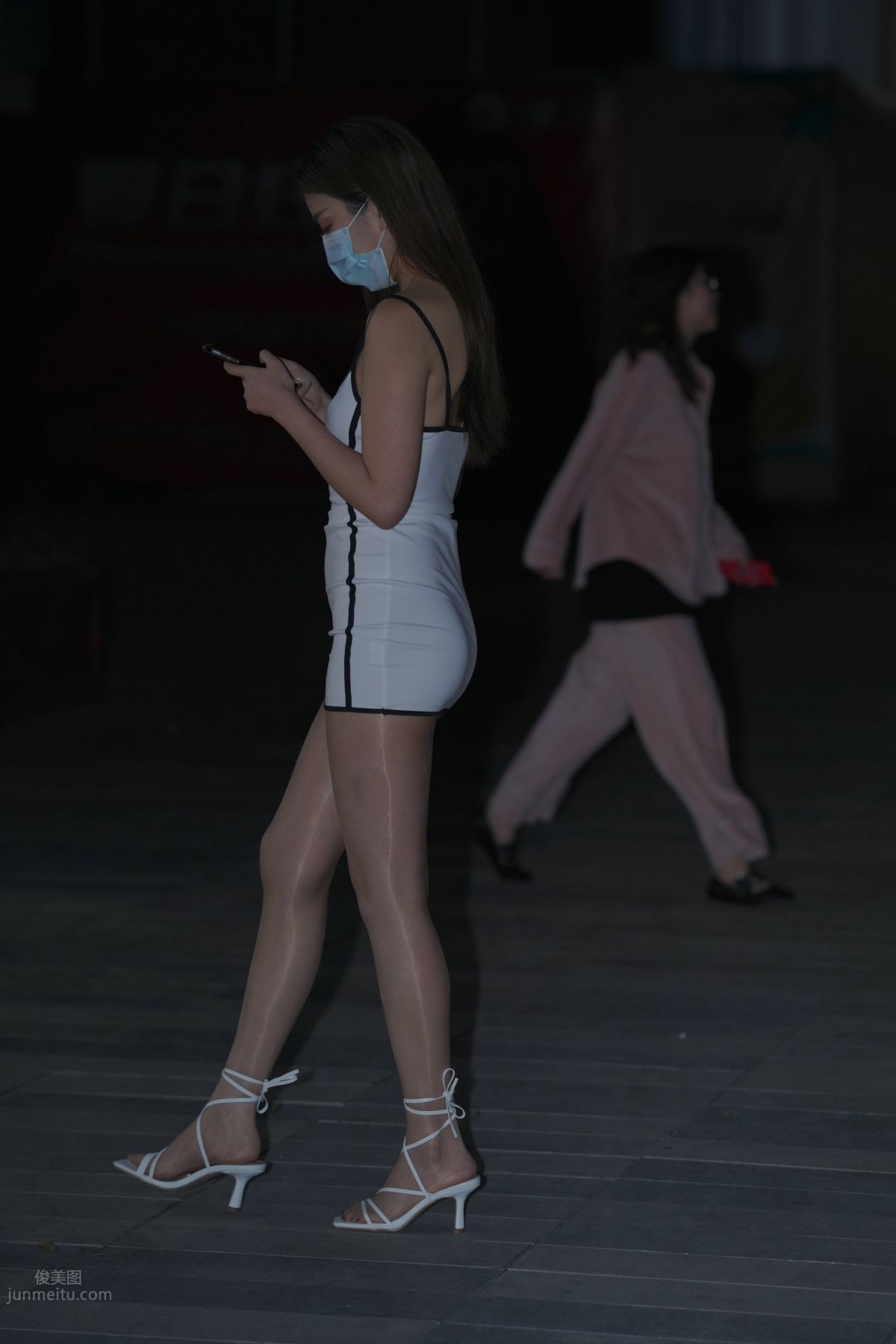 [魔鏡街拍] 116 好養眼的白裙美眉 399