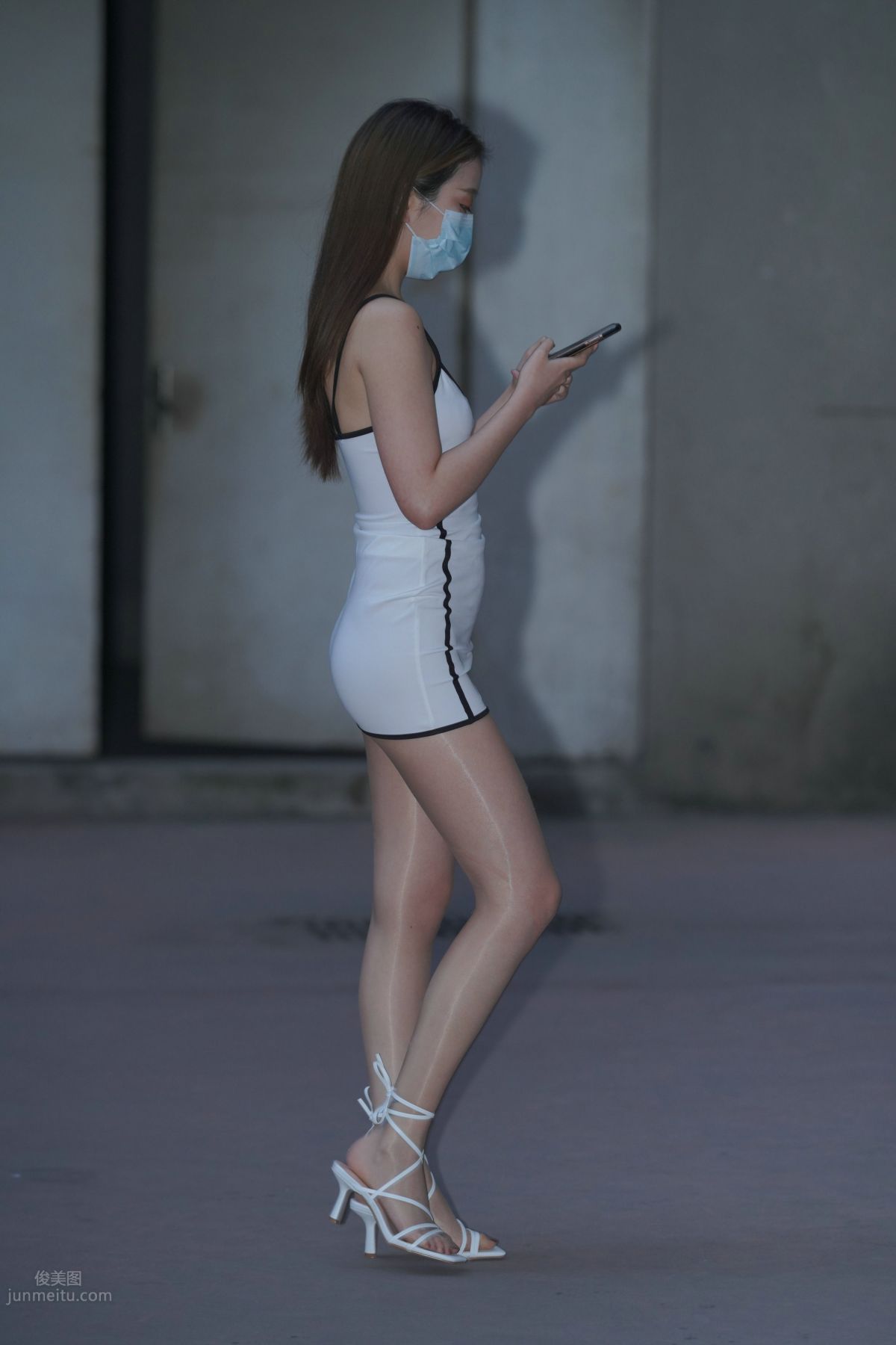 [魔鏡街拍] 116 好養眼的白裙美眉 230