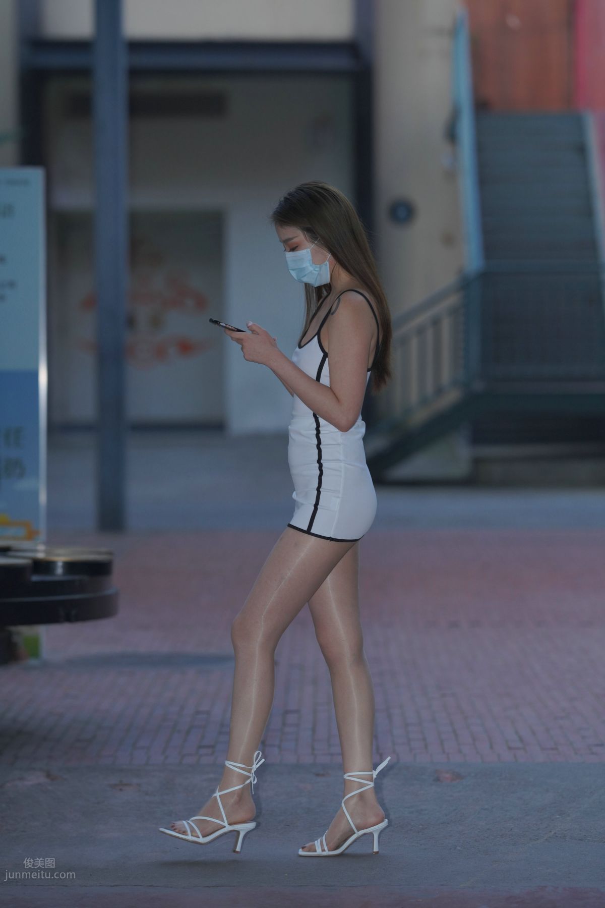 [魔鏡街拍] 116 好養眼的白裙美眉 285