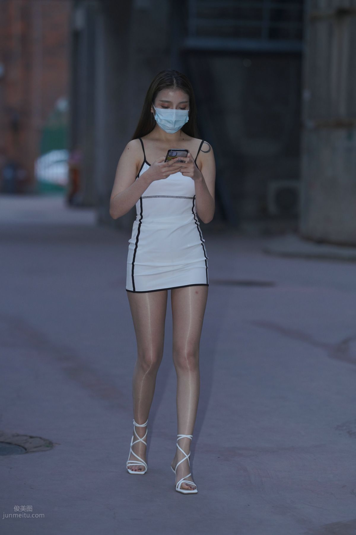 [魔鏡街拍] 116 好養眼的白裙美眉 213