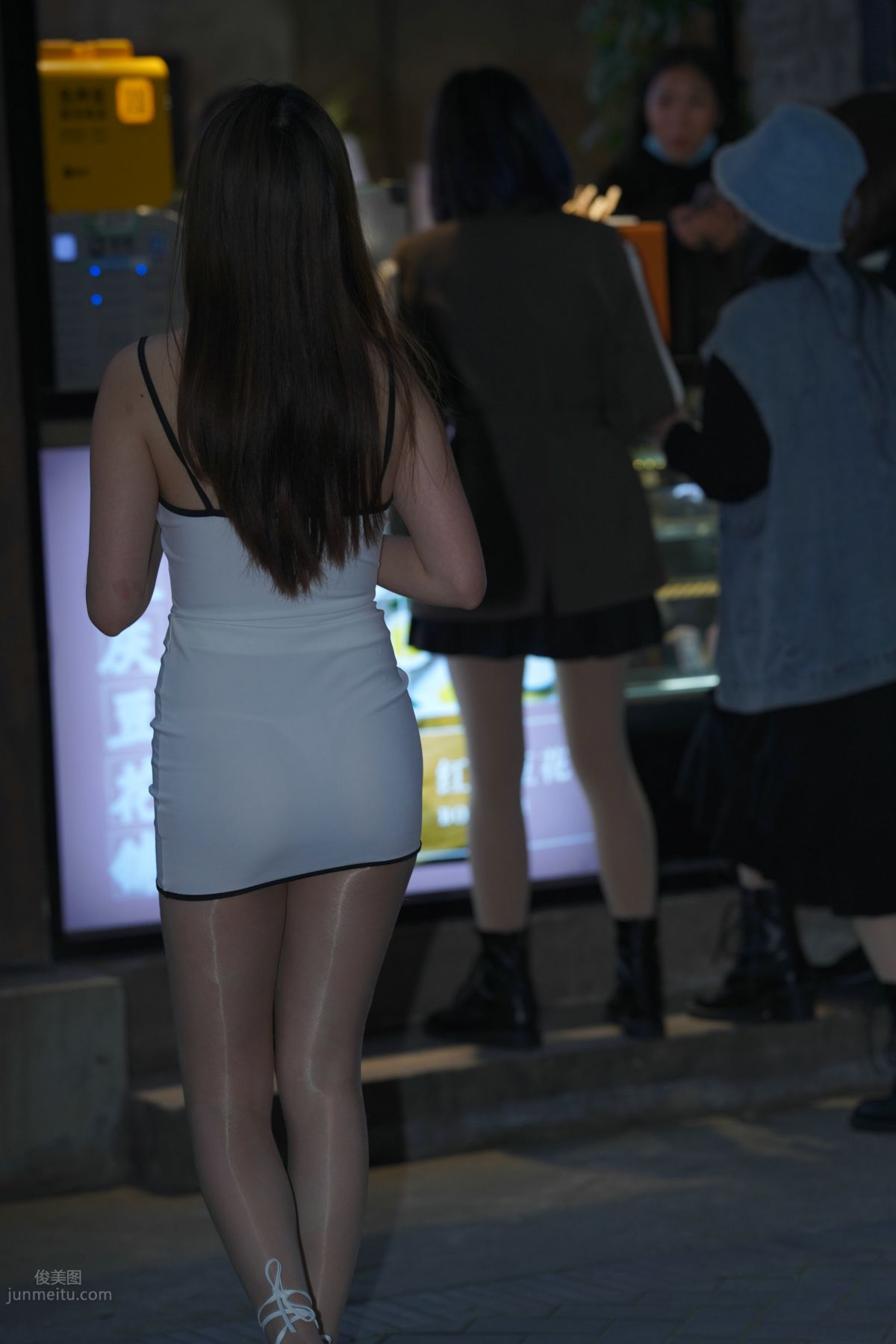 [魔鏡街拍] 116 好養眼的白裙美眉 355