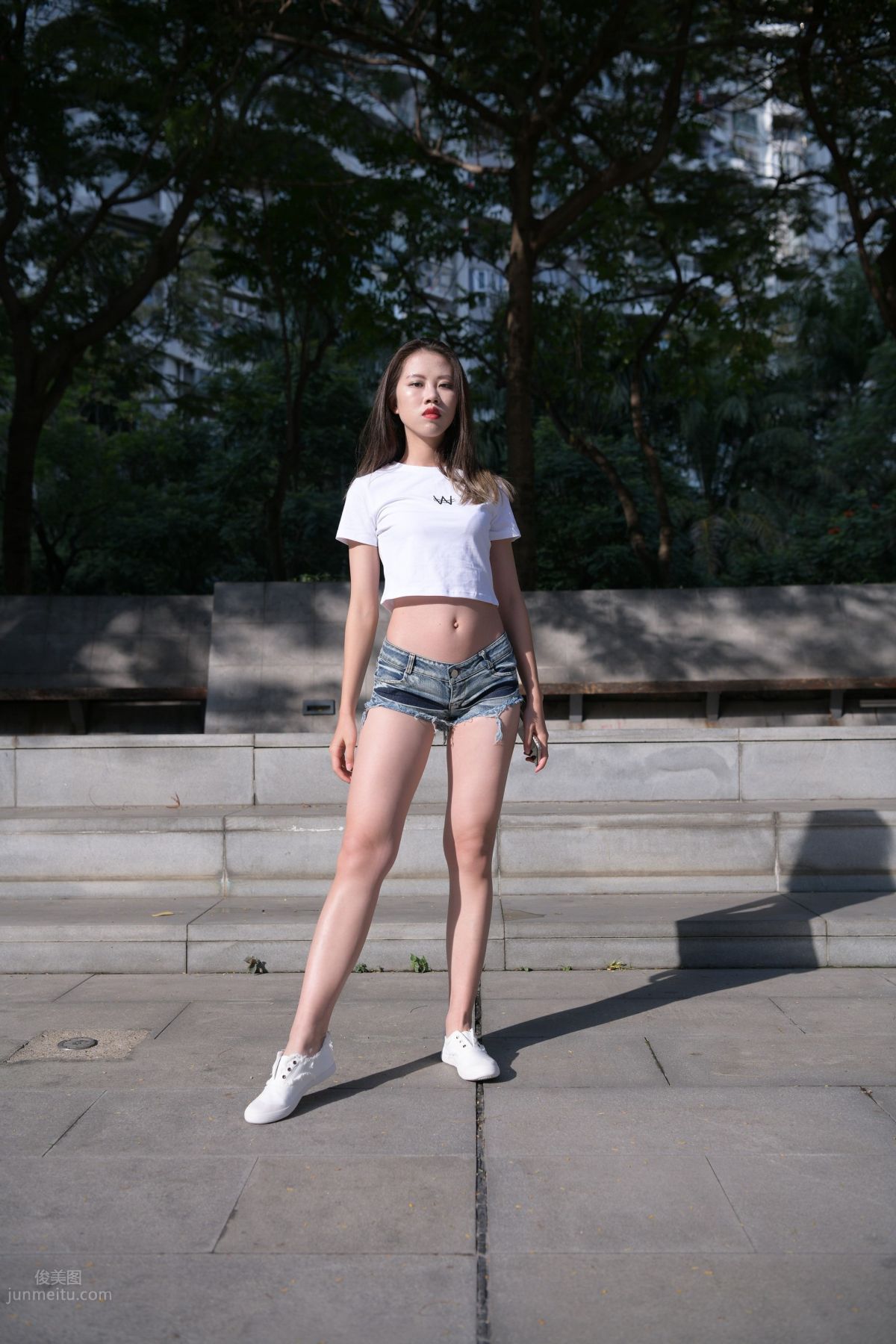 [魔鏡街拍] 126 非常性感的牛仔熱褲女孩 44