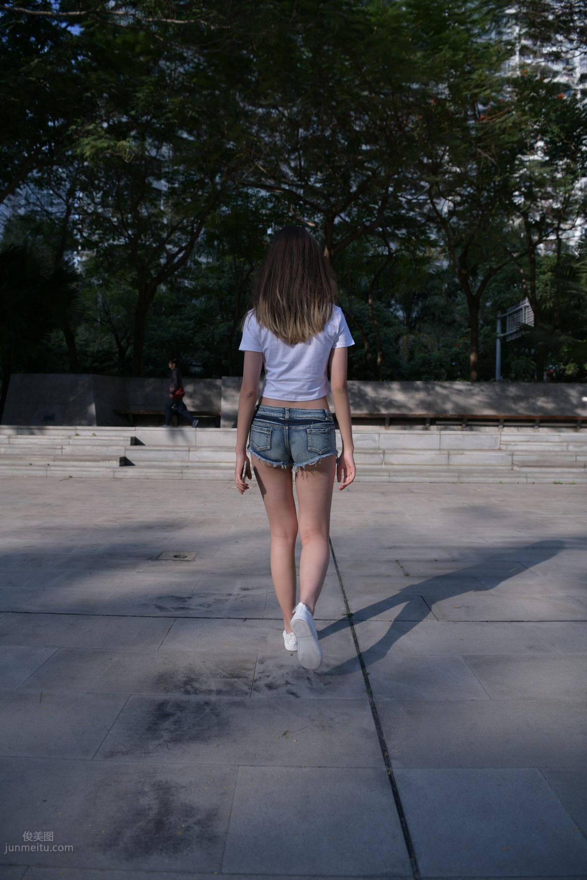[魔鏡街拍] 126 非常性感的牛仔熱褲女孩 54