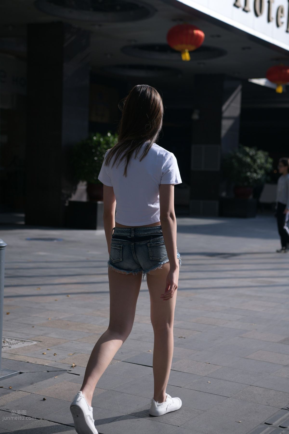 [魔鏡街拍] 126 非常性感的牛仔熱褲女孩 88