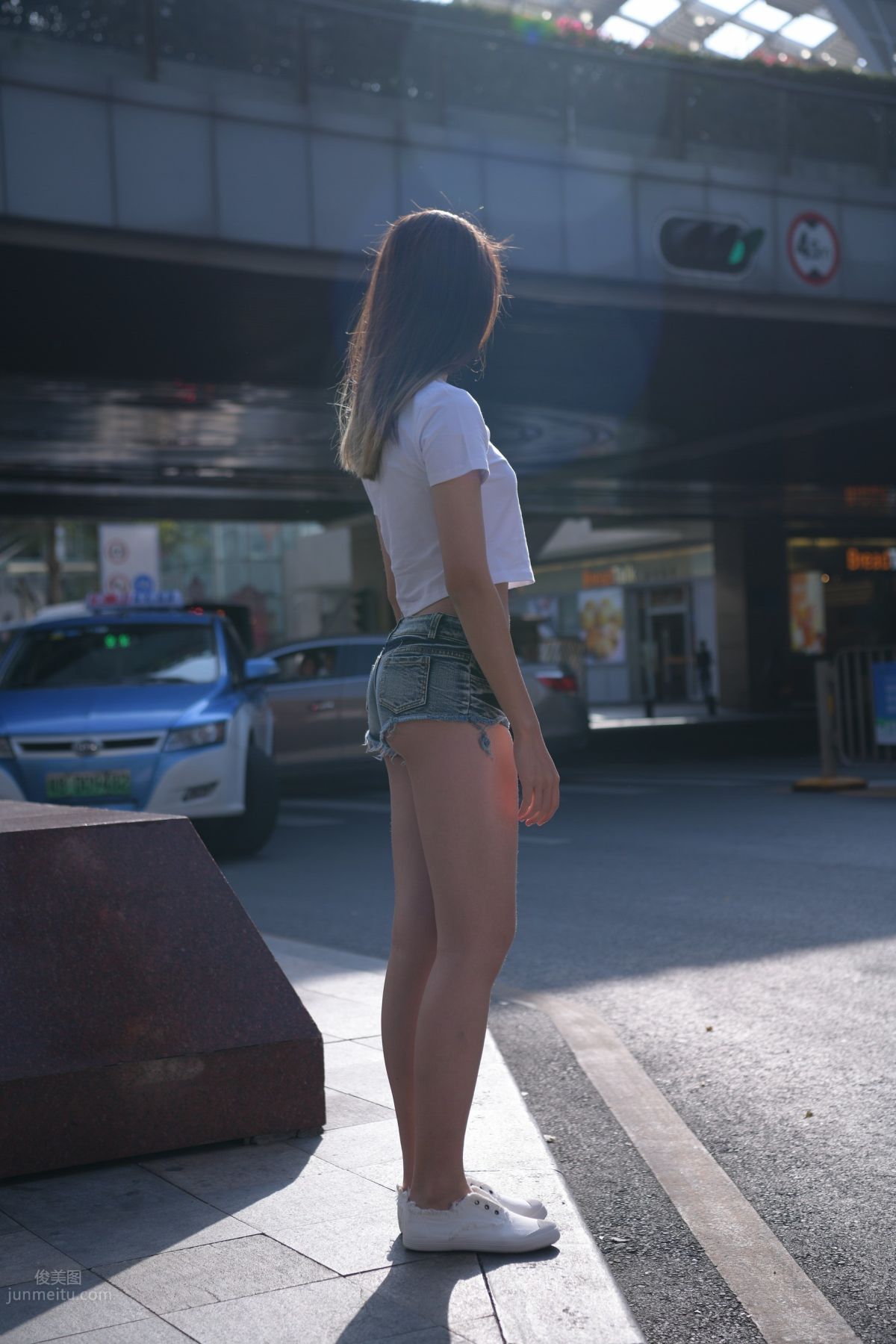 [魔鏡街拍] 126 非常性感的牛仔熱褲女孩 99