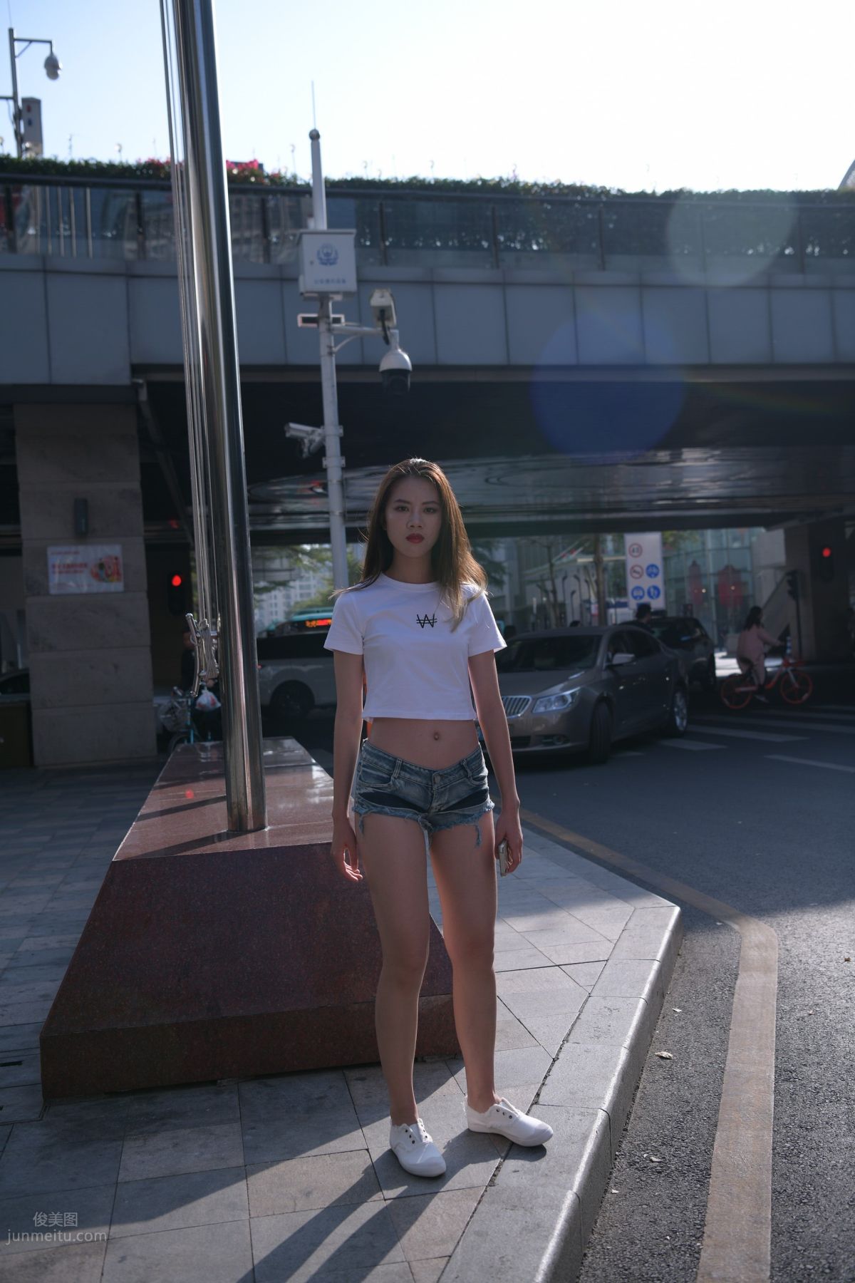 [魔鏡街拍] 126 非常性感的牛仔熱褲女孩 125