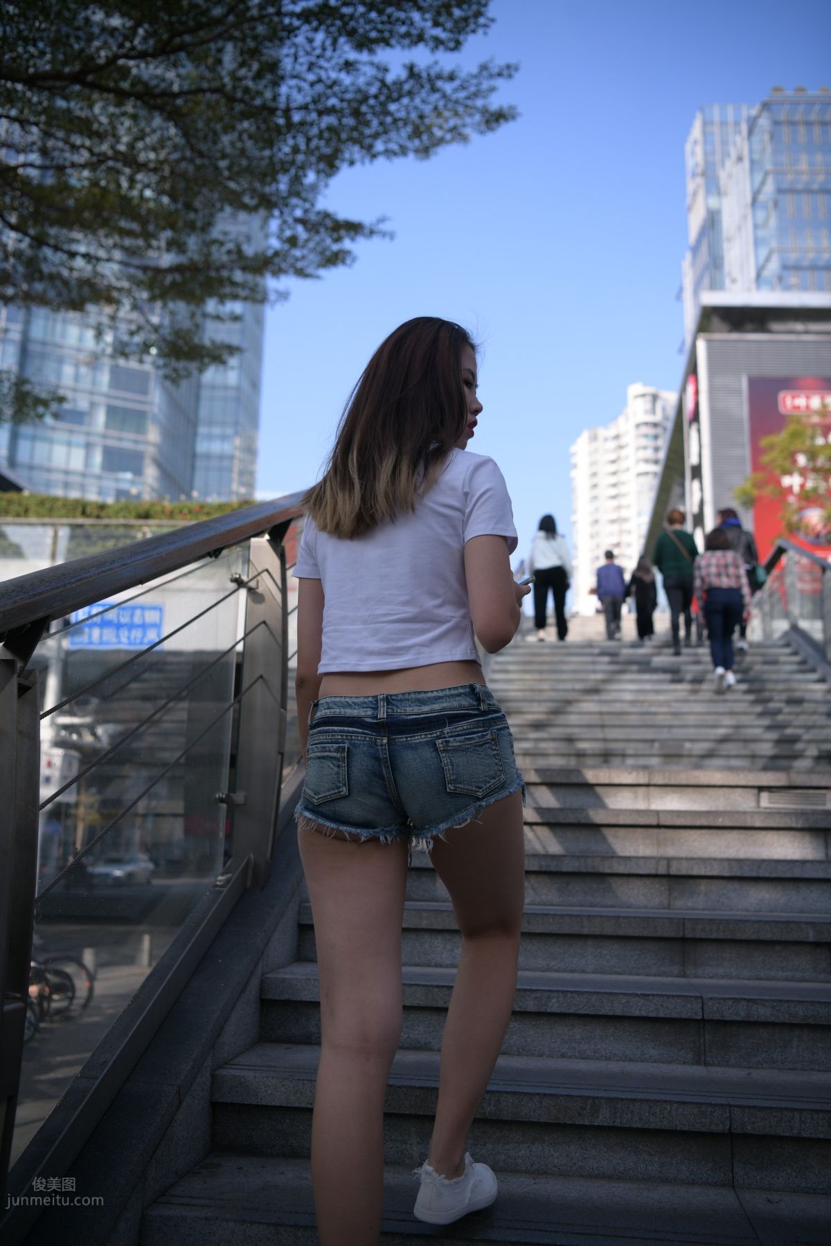 [魔鏡街拍] 126 非常性感的牛仔熱褲女孩 129