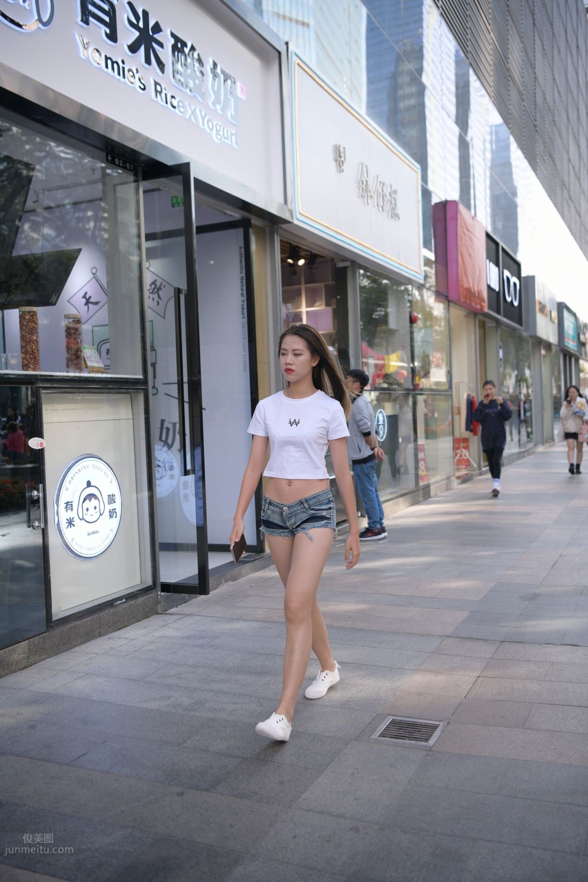 [魔鏡街拍] 126 非常性感的牛仔熱褲女孩 149