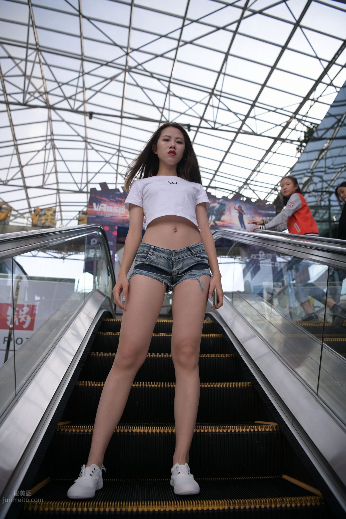 [魔鏡街拍] 126 非常性感的牛仔熱褲女孩 170