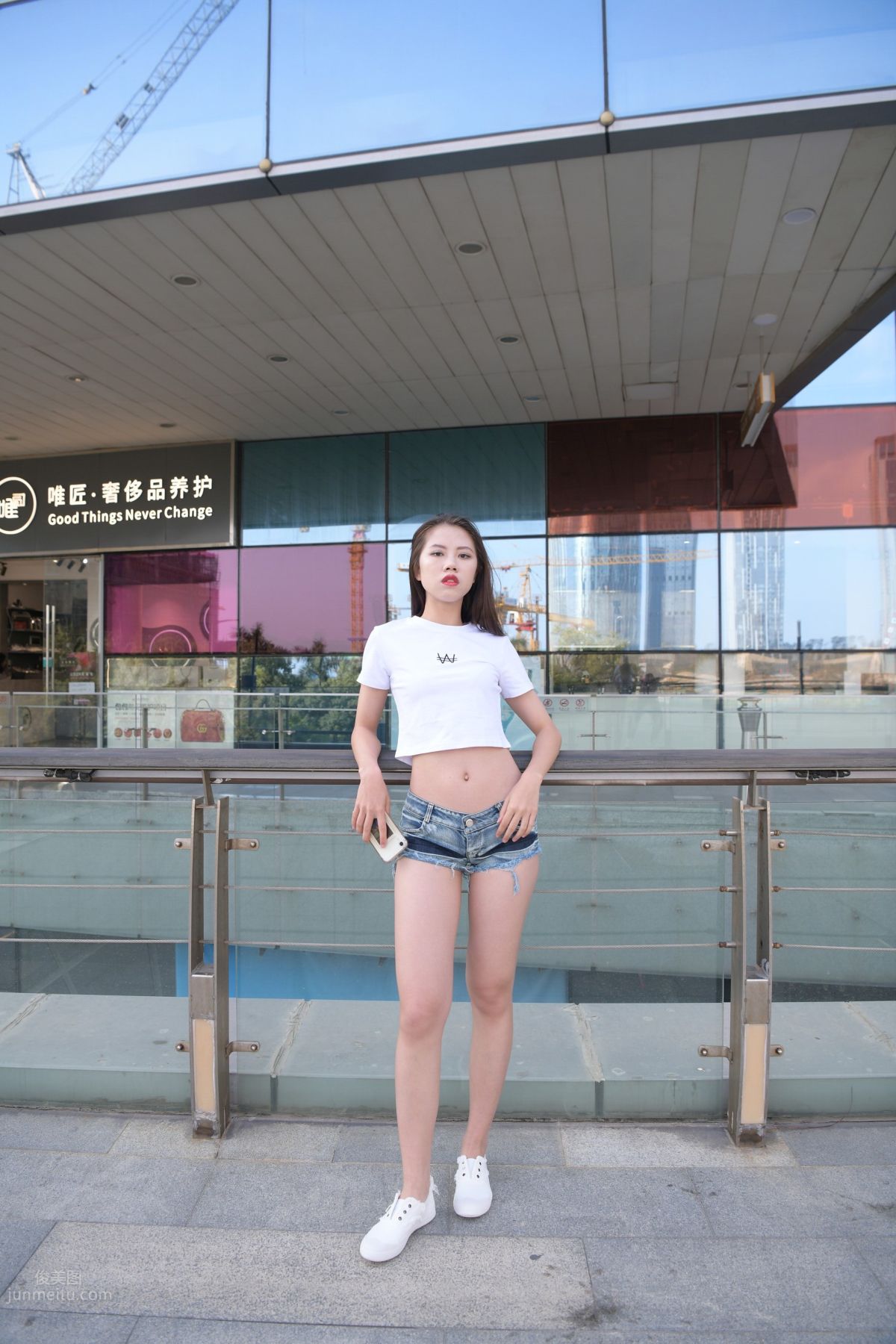 [魔鏡街拍] 126 非常性感的牛仔熱褲女孩 210