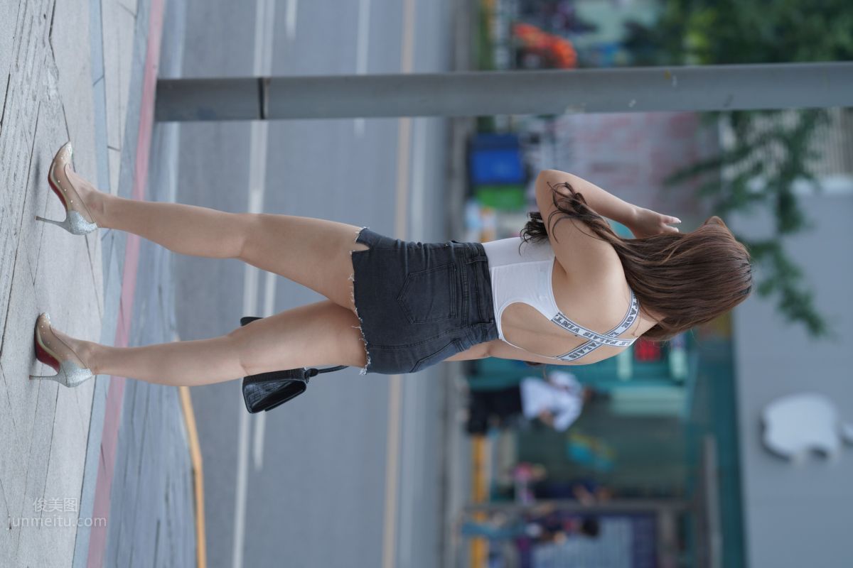 [魔鏡街拍] 131 微胖的牛仔短裙美女 39