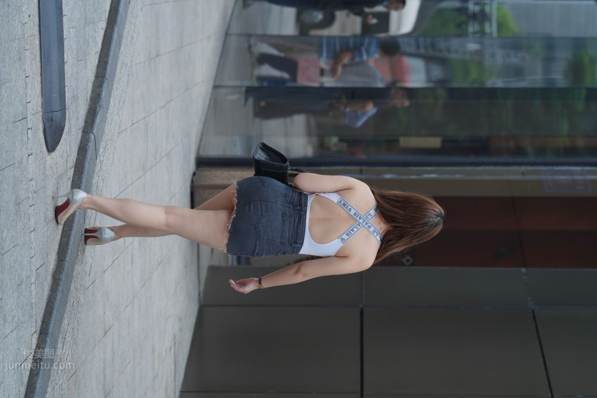 [魔鏡街拍] 131 微胖的牛仔短裙美女 303