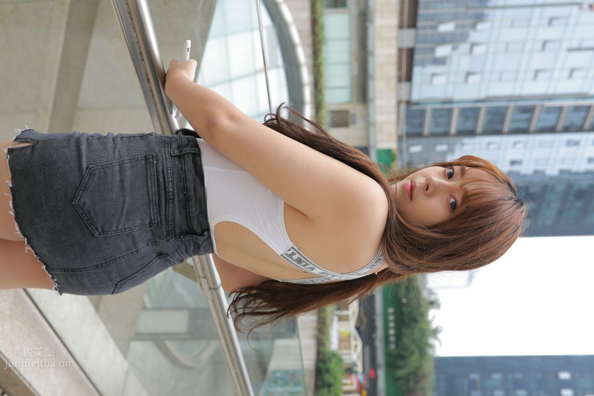 [魔鏡街拍] 131 微胖的牛仔短裙美女 390