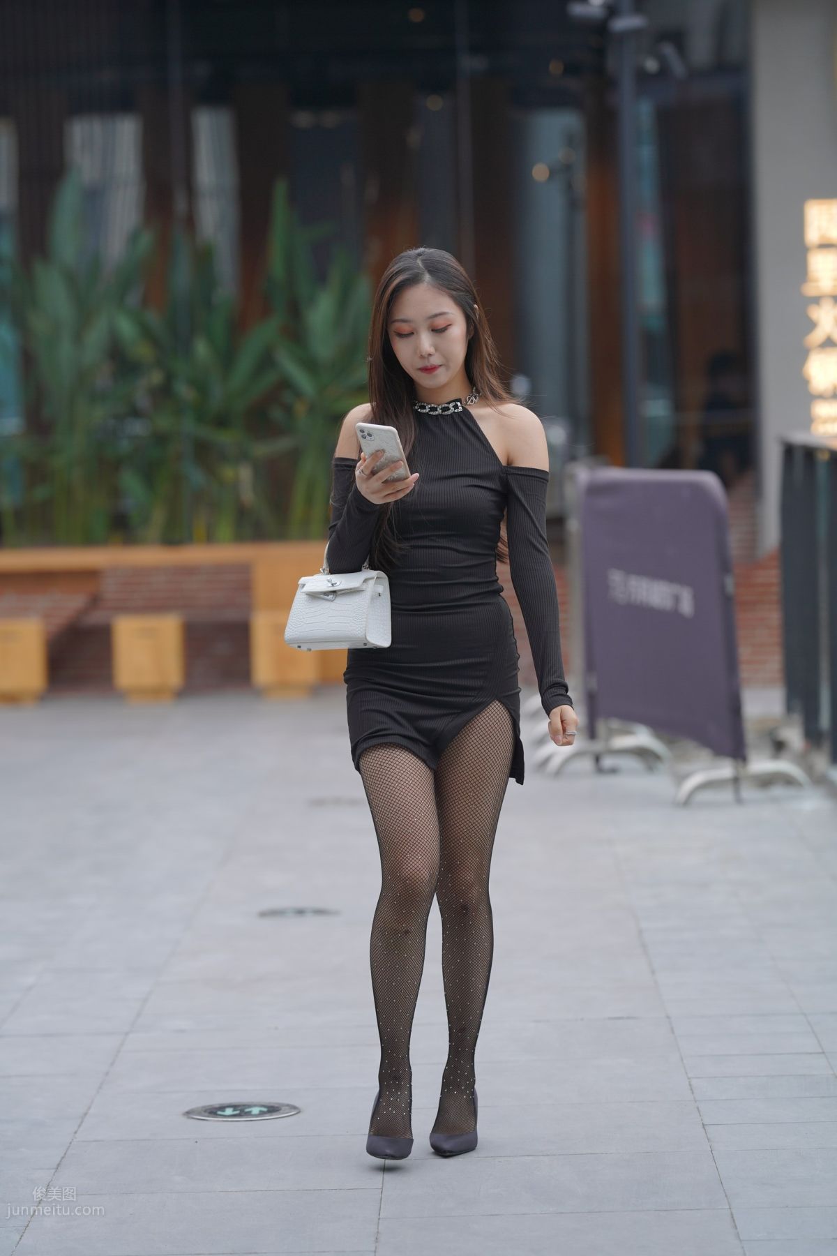 [魔鏡街拍] 133 非常性感的網襪小姐姐 25