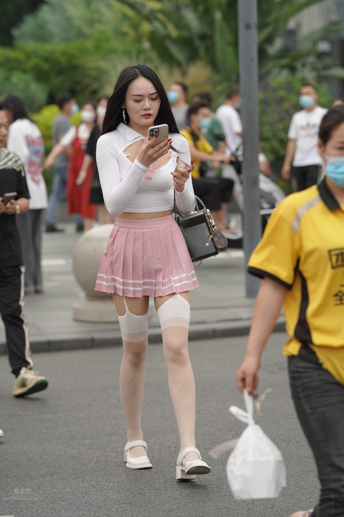 魔鏡街拍 NO.161 街拍白絲吊帶襪美女 18