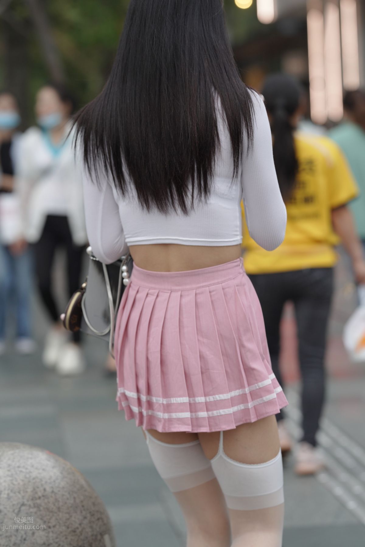魔鏡街拍 NO.161 街拍白絲吊帶襪美女 31