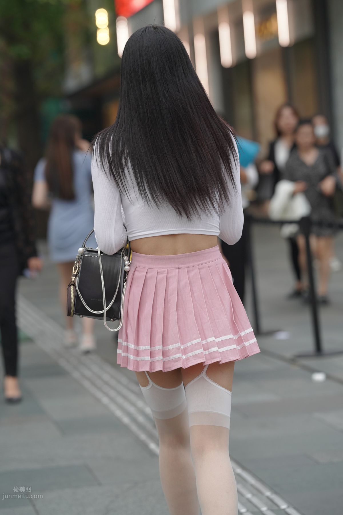 魔鏡街拍 NO.161 街拍白絲吊帶襪美女 33
