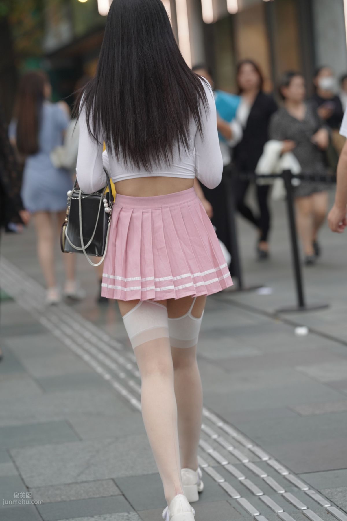 魔鏡街拍 NO.161 街拍白絲吊帶襪美女 35