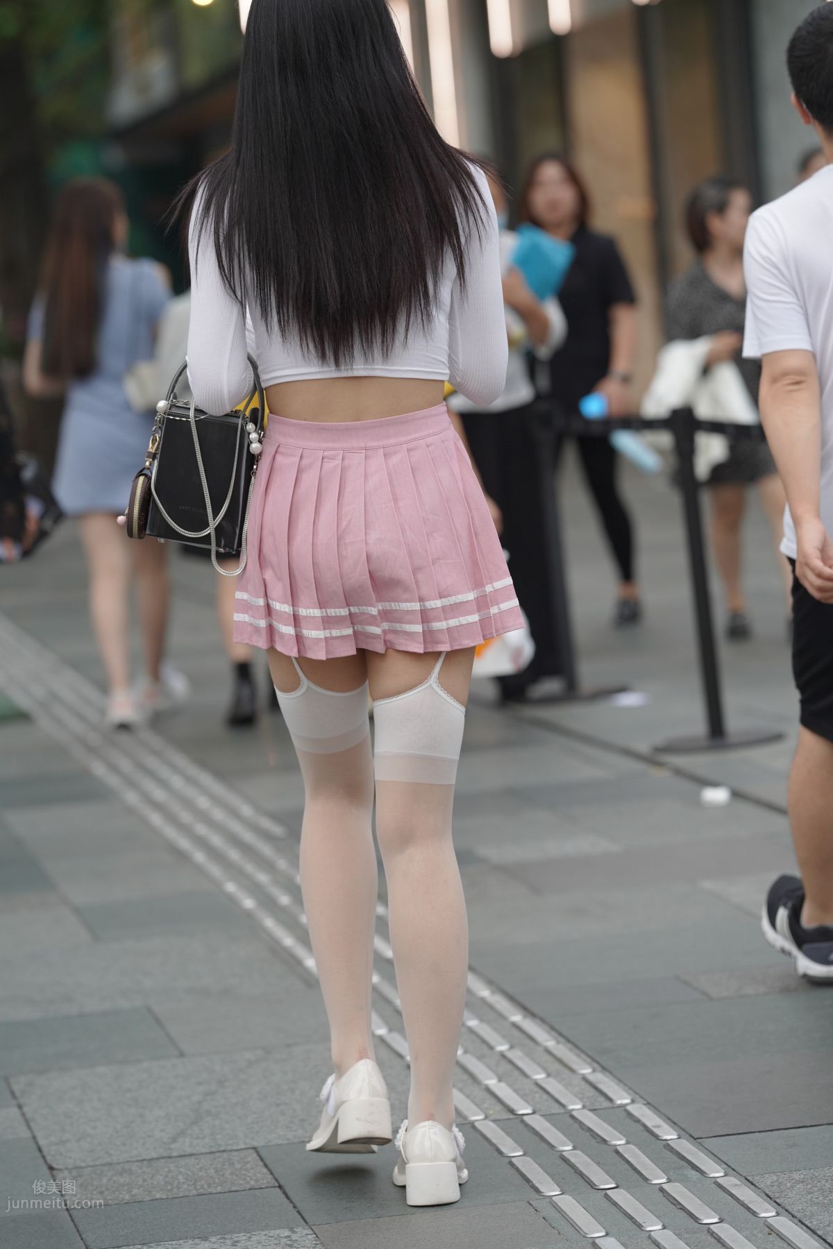 魔鏡街拍 NO.161 街拍白絲吊帶襪美女 36