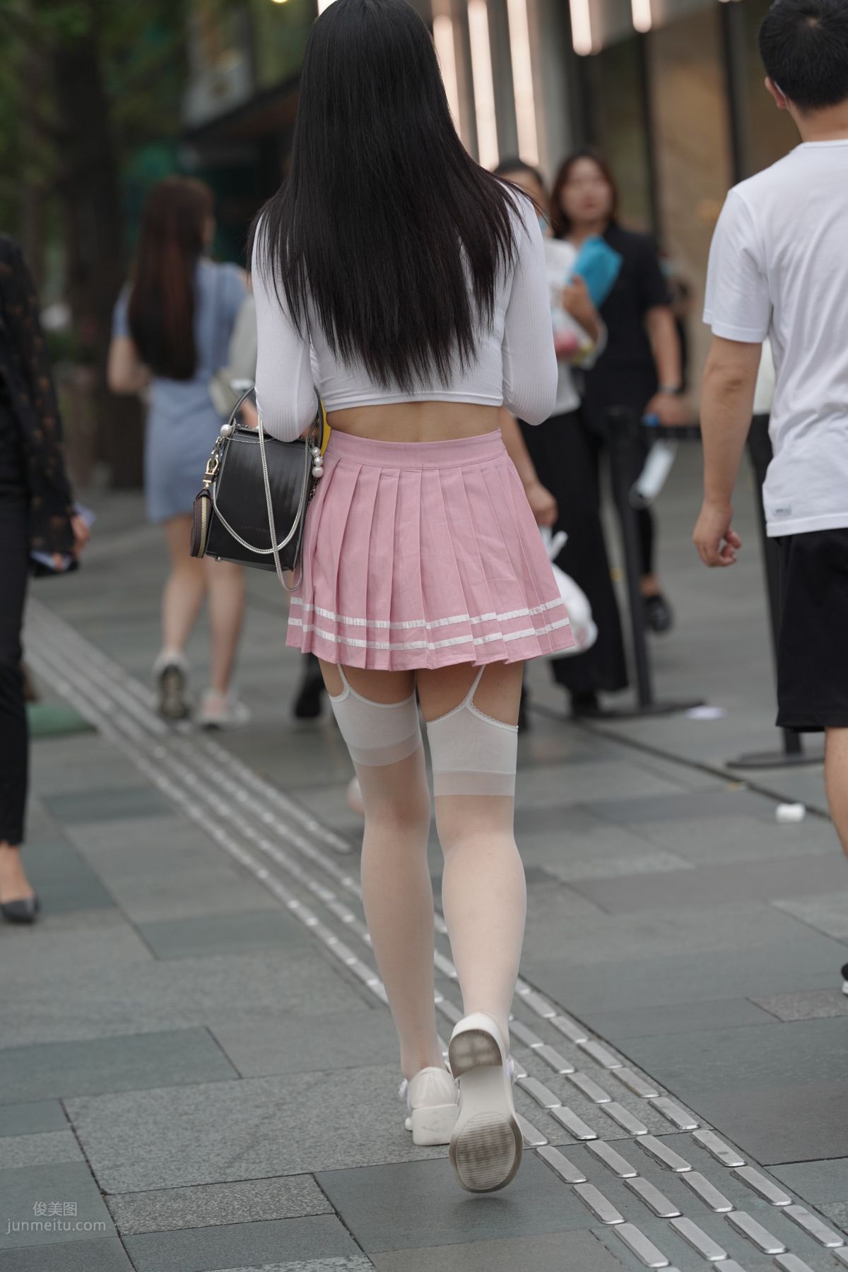 魔鏡街拍 NO.161 街拍白絲吊帶襪美女 37
