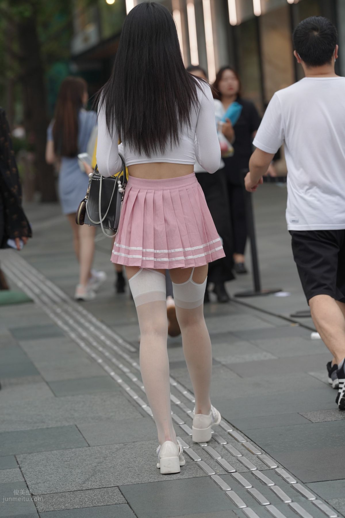 魔鏡街拍 NO.161 街拍白絲吊帶襪美女 38