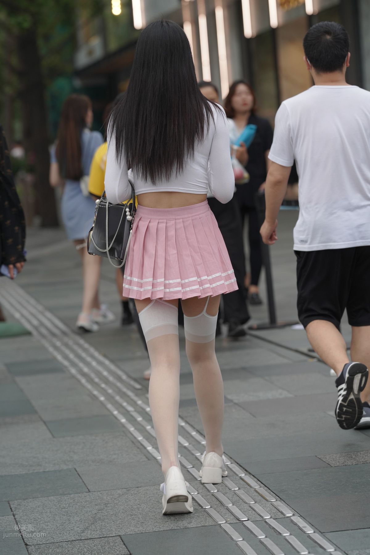 魔鏡街拍 NO.161 街拍白絲吊帶襪美女 39