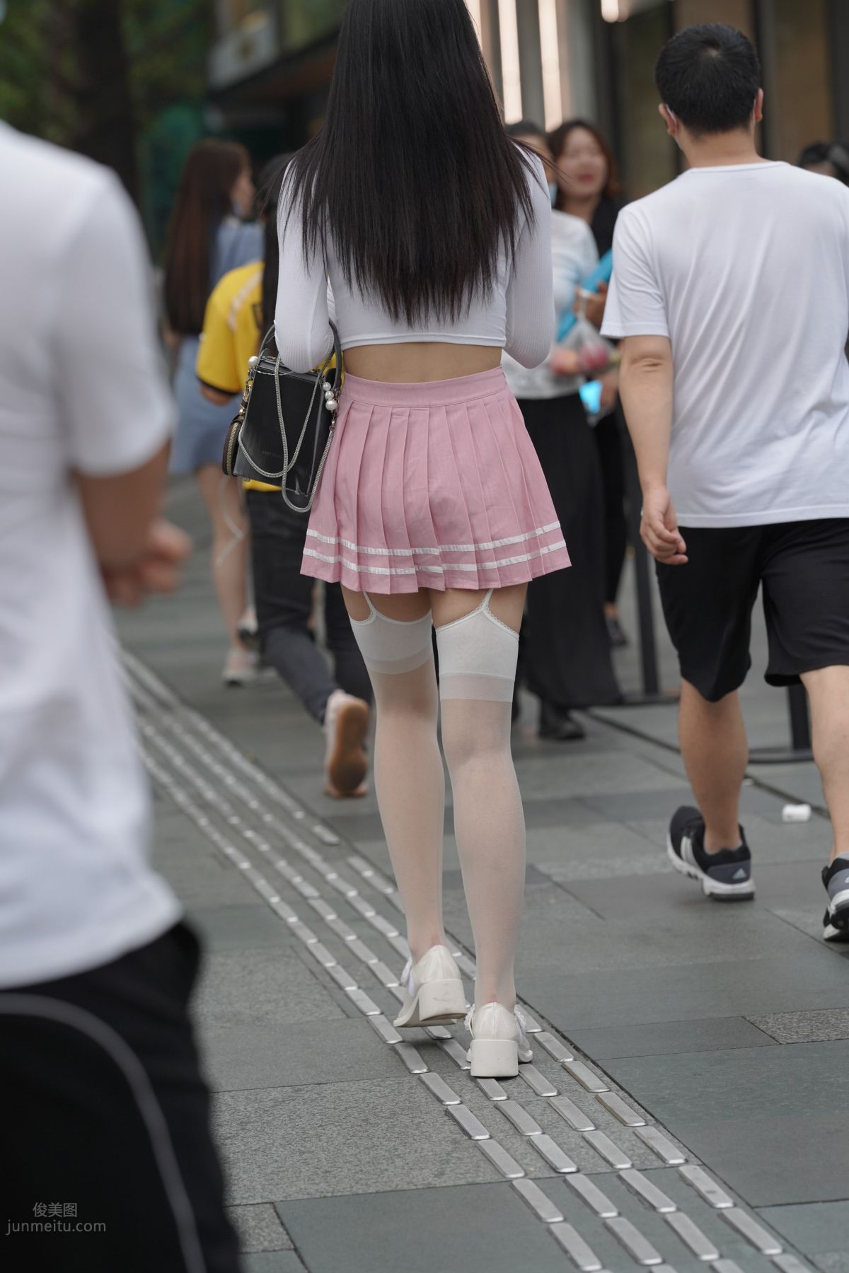 魔鏡街拍 NO.161 街拍白絲吊帶襪美女 40