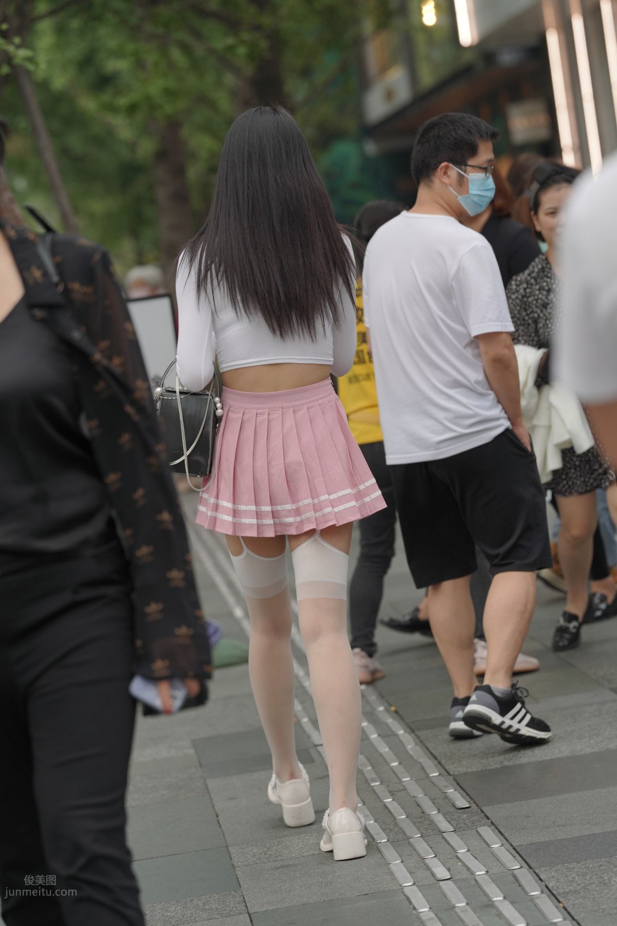 魔鏡街拍 NO.161 街拍白絲吊帶襪美女 41
