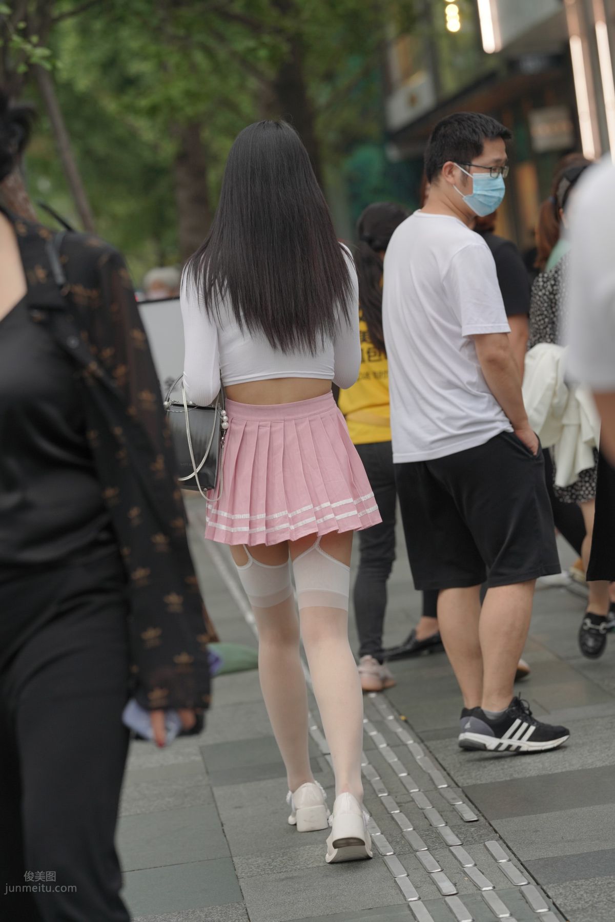 魔鏡街拍 NO.161 街拍白絲吊帶襪美女 42