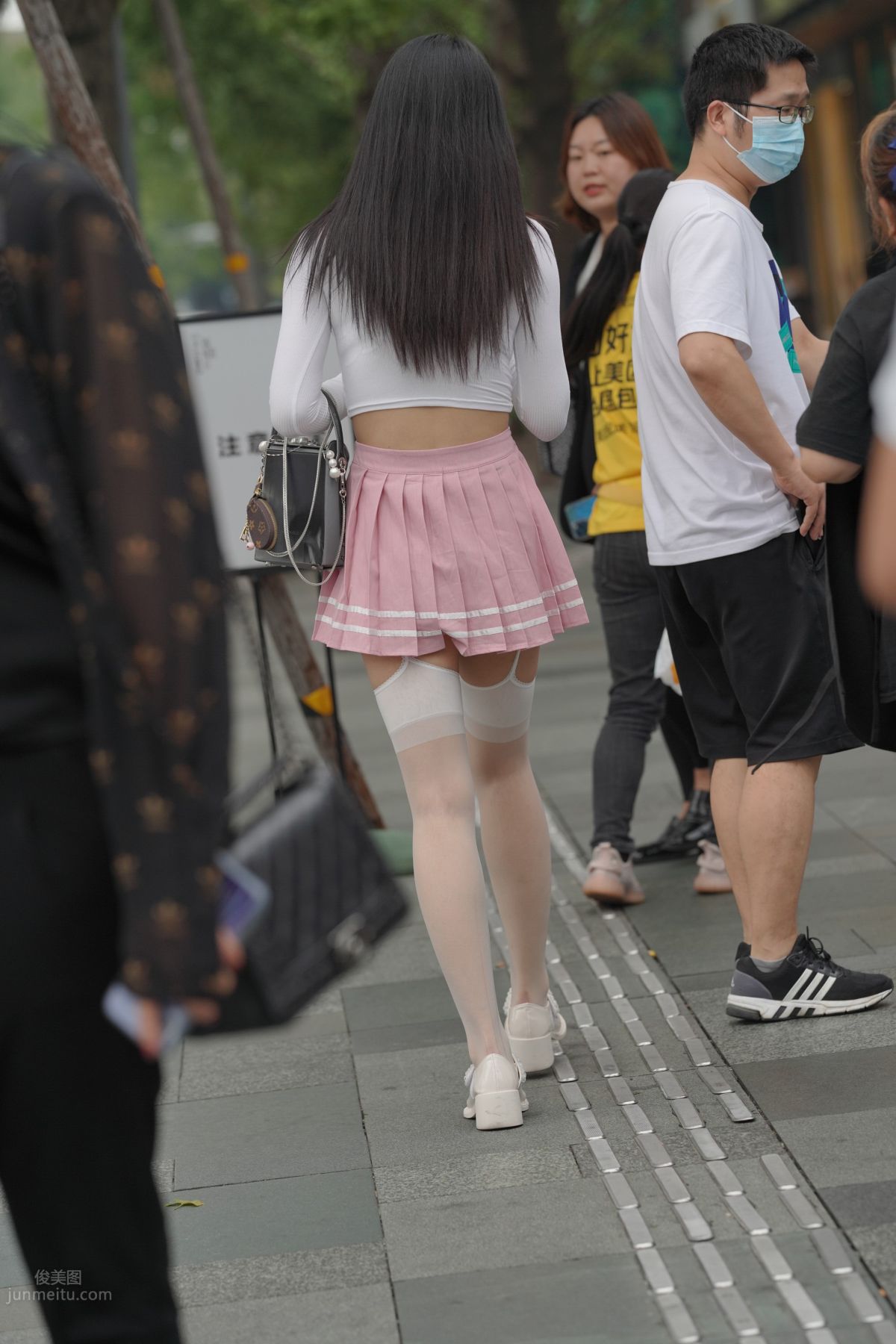 魔鏡街拍 NO.161 街拍白絲吊帶襪美女 43