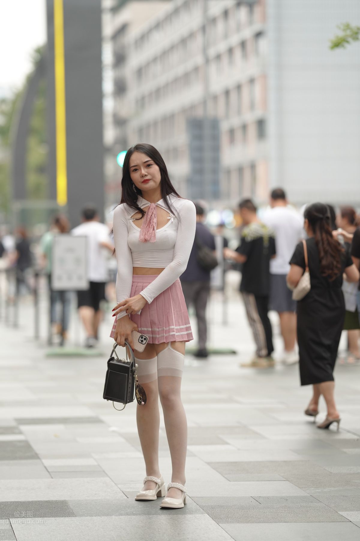 魔鏡街拍 NO.161 街拍白絲吊帶襪美女 45