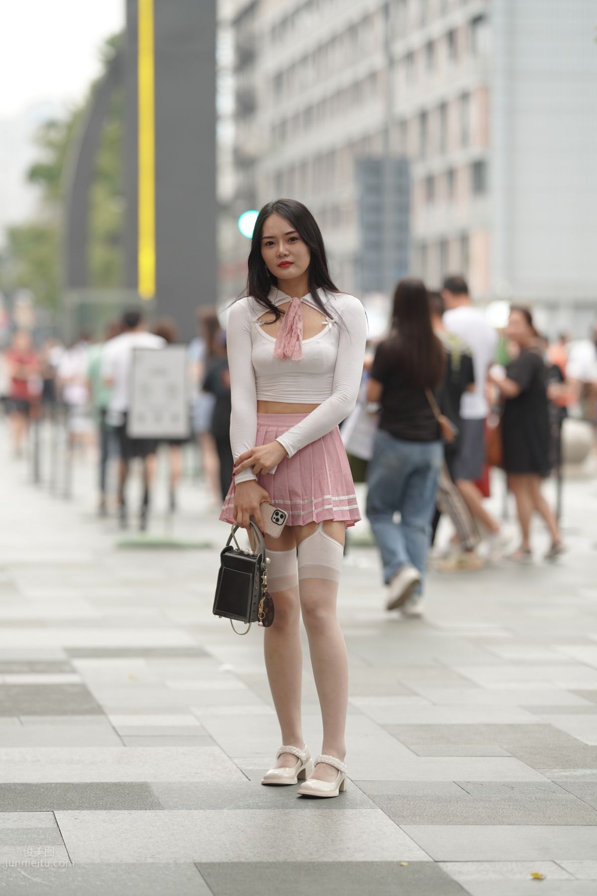 魔鏡街拍 NO.161 街拍白絲吊帶襪美女 50
