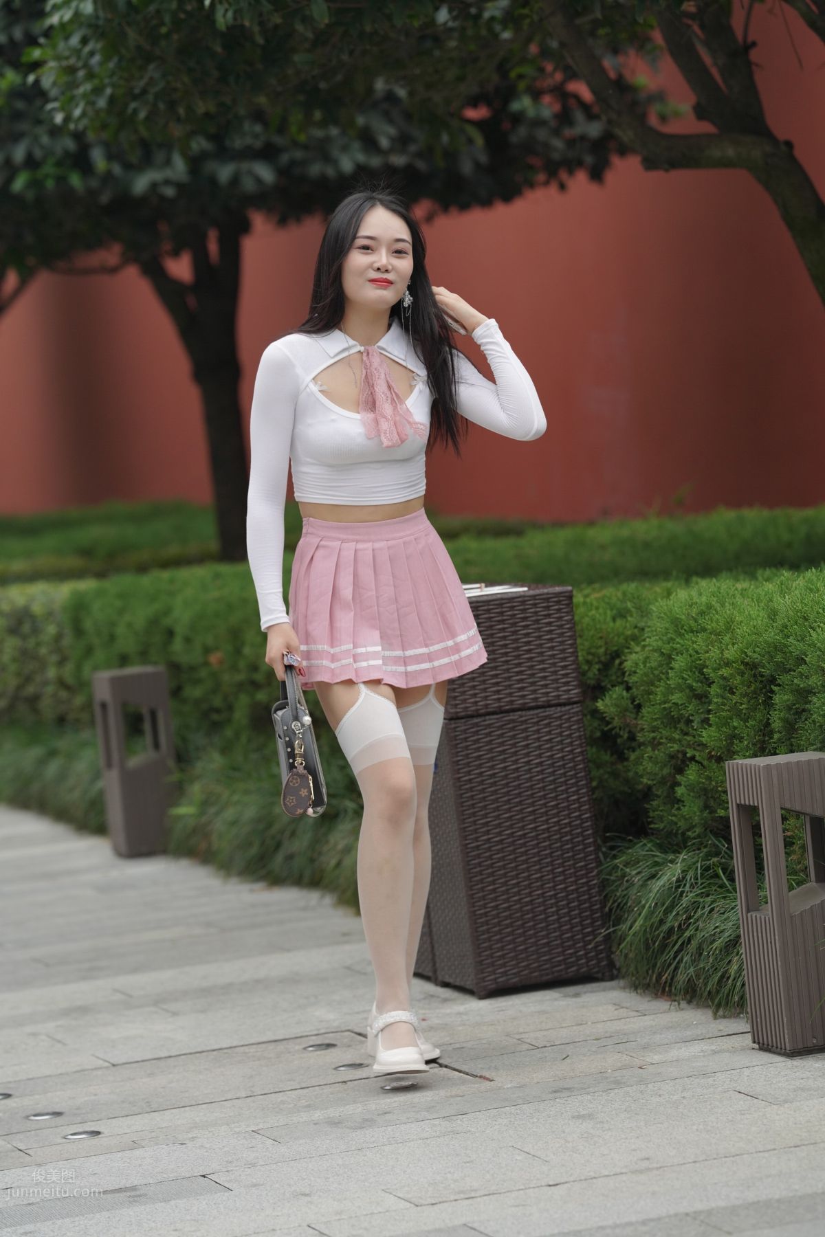 魔鏡街拍 NO.161 街拍白絲吊帶襪美女 79