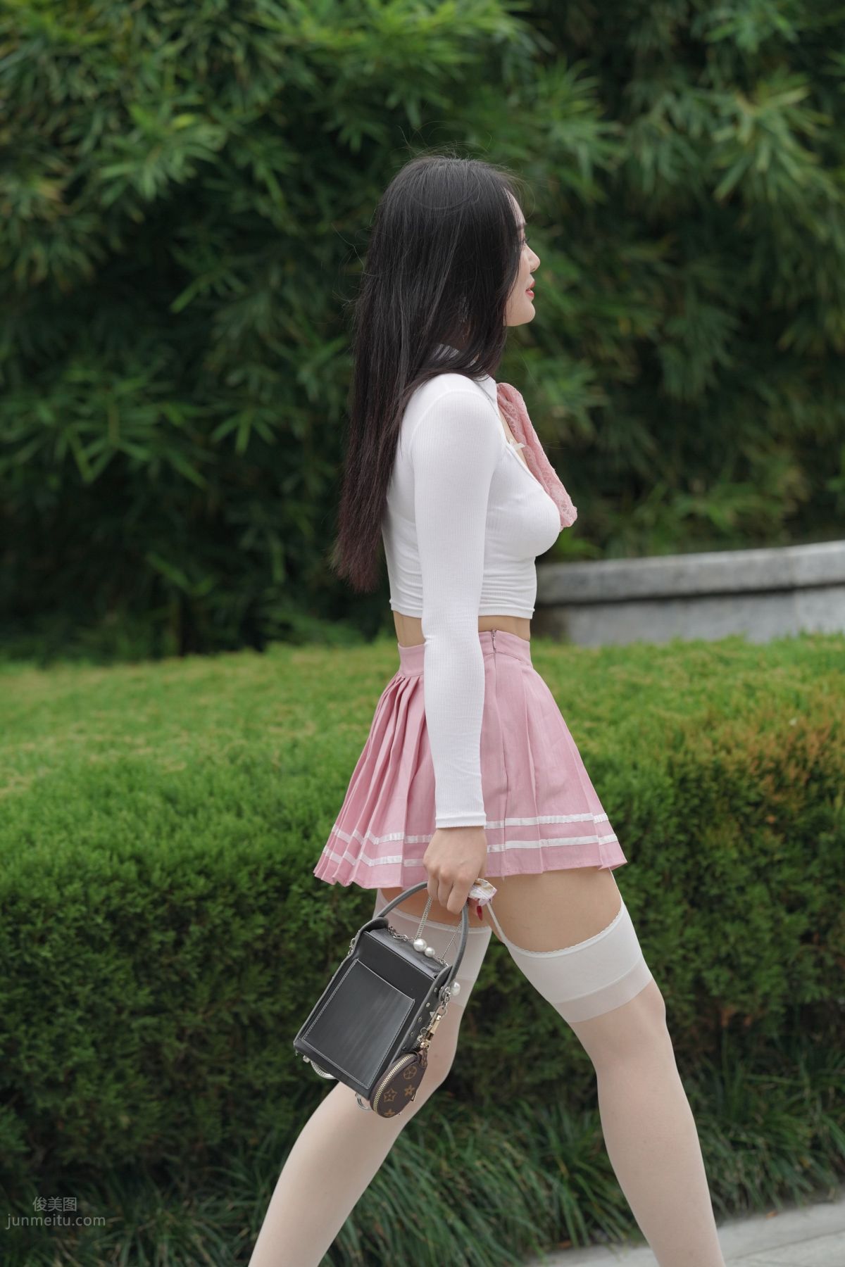 魔鏡街拍 NO.161 街拍白絲吊帶襪美女 88