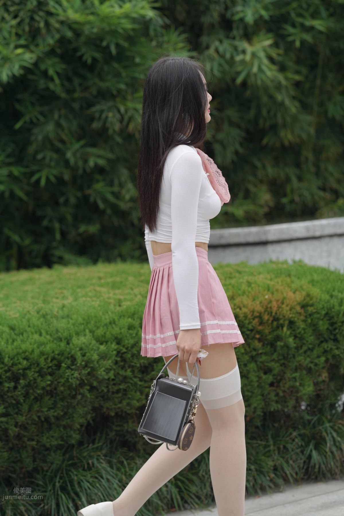 魔鏡街拍 NO.161 街拍白絲吊帶襪美女 89