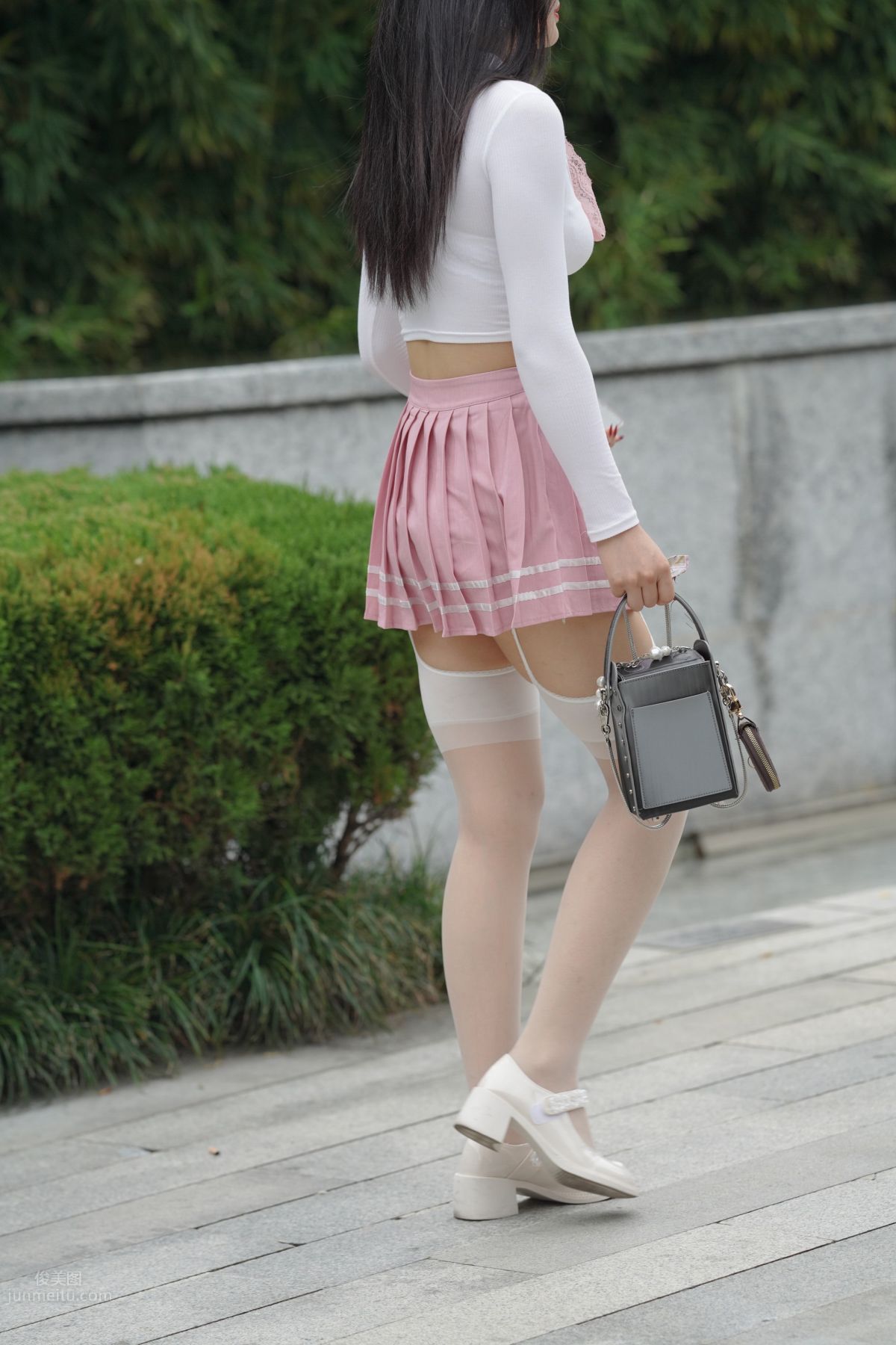 魔鏡街拍 NO.161 街拍白絲吊帶襪美女 91