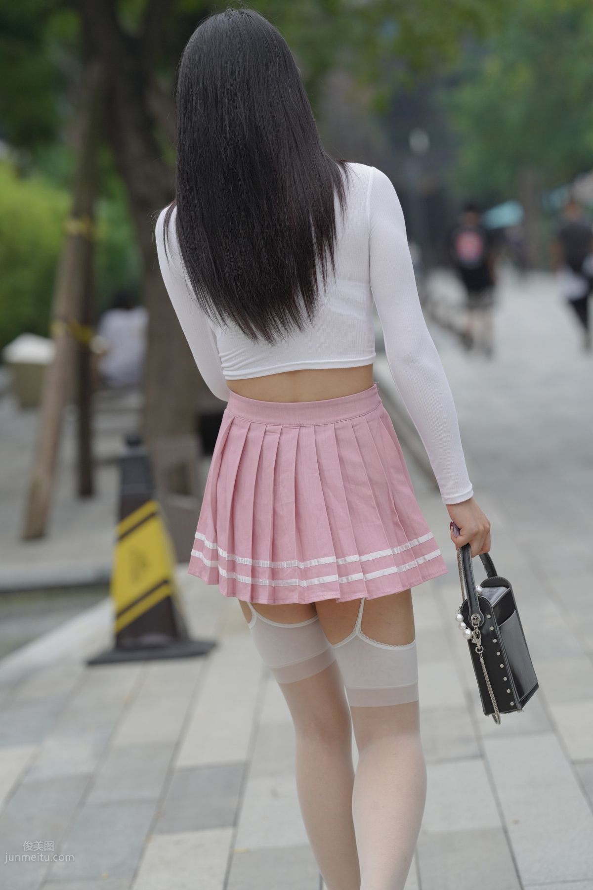 魔鏡街拍 NO.161 街拍白絲吊帶襪美女 93