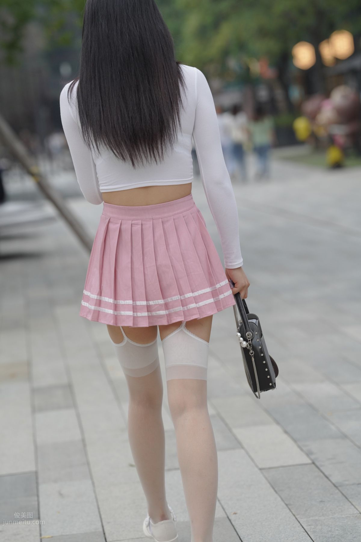 魔鏡街拍 NO.161 街拍白絲吊帶襪美女 95