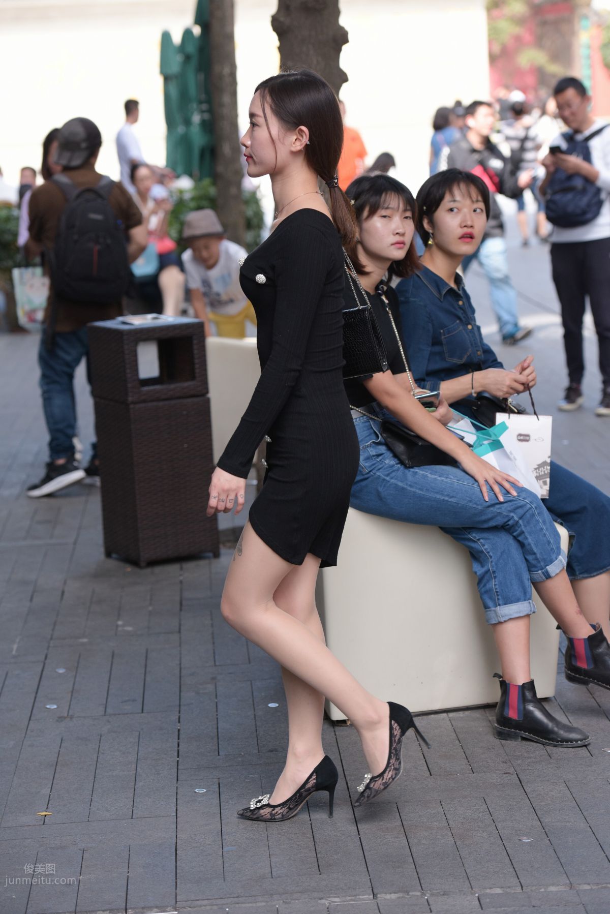 魔鏡街拍 NO.163 街拍黑色連衣裙小姐姐 119